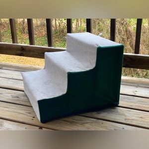 Pet steps for Medium sized Dog. Green and tan cloth comes off for washing. New